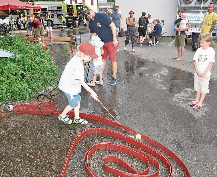 Spiel und Spass im Vordergrund: mit dem Wasserstrahl den Ball durchs Schlauchlabyrinth dirigieren. (Bilder Werner Schneiter)
