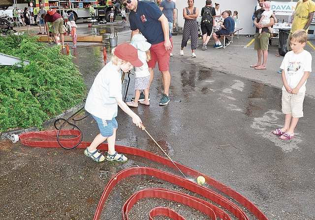 Spiel und Spass im Vordergrund: mit dem Wasserstrahl den Ball durchs Schlauchlabyrinth dirigieren. (Bilder Werner Schneiter)