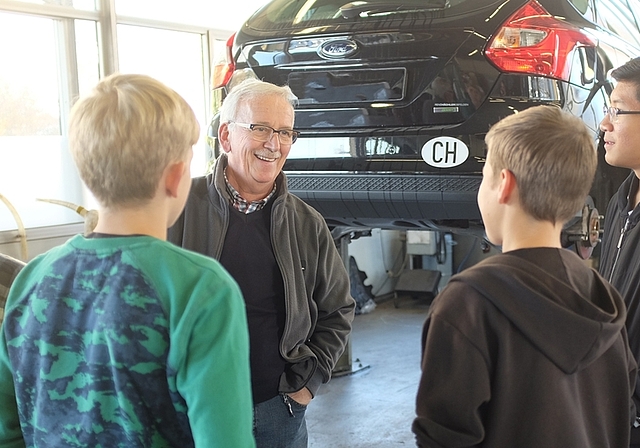 Die Zukunftsplanung ist für Jugendliche komplex und will genau überlegt sein. Hier informieren sich Schülerbei der René Hächler AG in Obfelden über die Lehre als Automechaniker. (Bild Salomon Schneider)