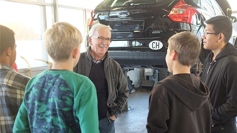 Die Zukunftsplanung ist für Jugendliche komplex und will genau überlegt sein. Hier informieren sich Schülerbei der René Hächler AG in Obfelden über die Lehre als Automechaniker. (Bild Salomon Schneider)