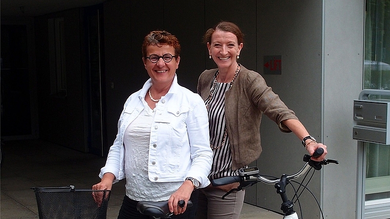 Verena Bieri (rechts), Geschäftsleiterin der Spitex Knonaueramt, und Verena Feller, Geschäftsführerin vom Haus zum Seewadel, an einem ihrer regelmässigen Treffen. <em>(Bild zvg.)</em>