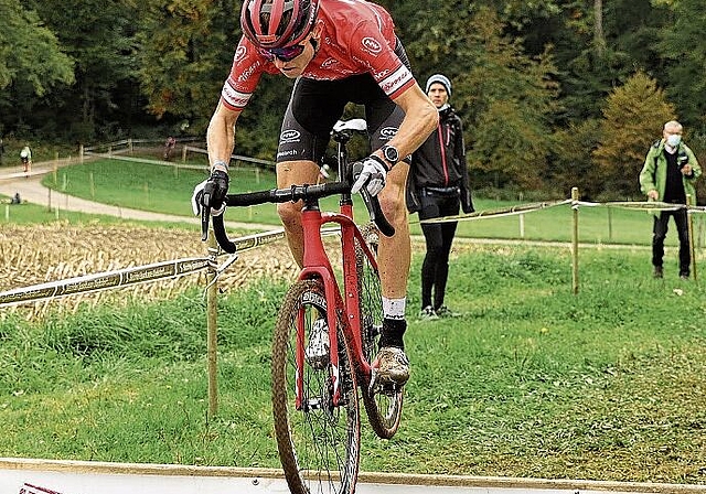 Der Mettmenstetter Timo Müller auf dem Weg zum dritten Platz am Radquer in Steinmaur. (Bild Savanna Pearcey)