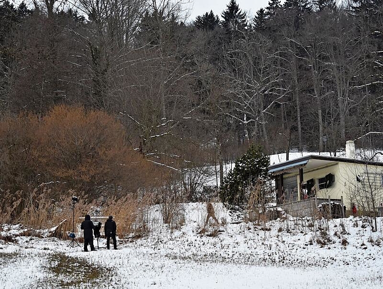 Filmset rund um das kleine Haus oberhalb des Bootsstegs. (Bild Marianne Voss)