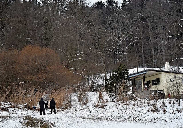 Filmset rund um das kleine Haus oberhalb des Bootsstegs. (Bild Marianne Voss)