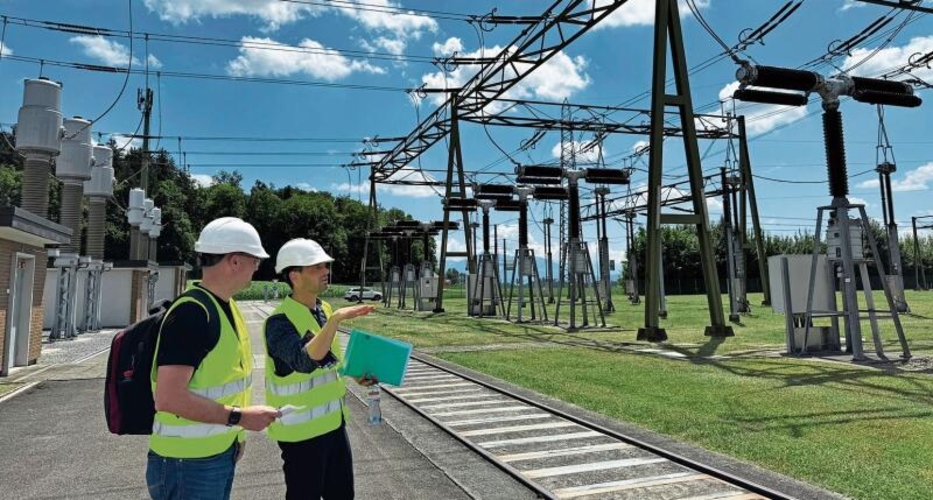 Swissgrid-Mediensprecher Daniel Daester (rechts) erklärt dem Journalisten, wie das Unterwerk aufgebaut ist.