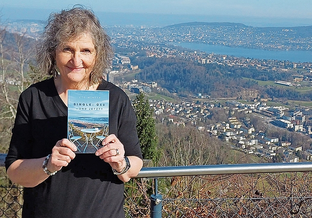 Die auf der Buchenegg aufgewachsene Autorin Irene Abbassi-Mosimann (Pseudonym Zoe Winter) vor dem Panorama auf der Felsenegg. Das Cover des Buches zeigt den gleichen Blick über den Zürichsee. (Bild Regula Zellweger)