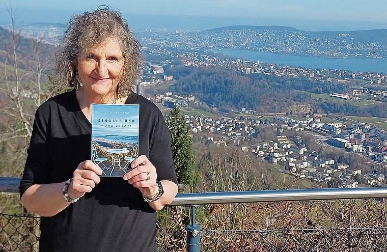 Die auf der Buchenegg aufgewachsene Autorin Irene Abbassi-Mosimann (Pseudonym Zoe Winter) vor dem Panorama auf der Felsenegg. Das Cover des Buches zeigt den gleichen Blick über den Zürichsee. (Bild Regula Zellweger)