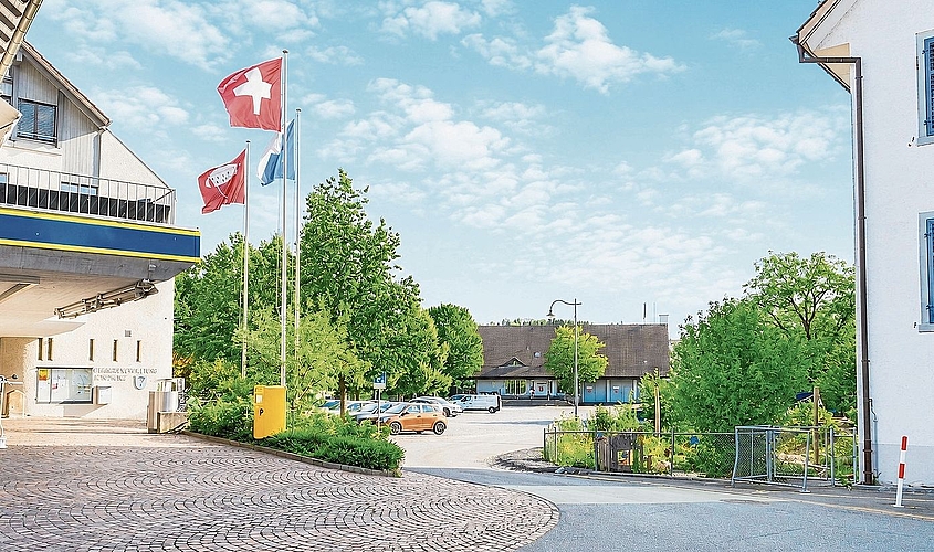 In Knonau beim Gemeindehaus mit dem grossen Parkplatz daneben. In Knonau beim Gemeindehaus mit dem grossen Parkplatz daneben.