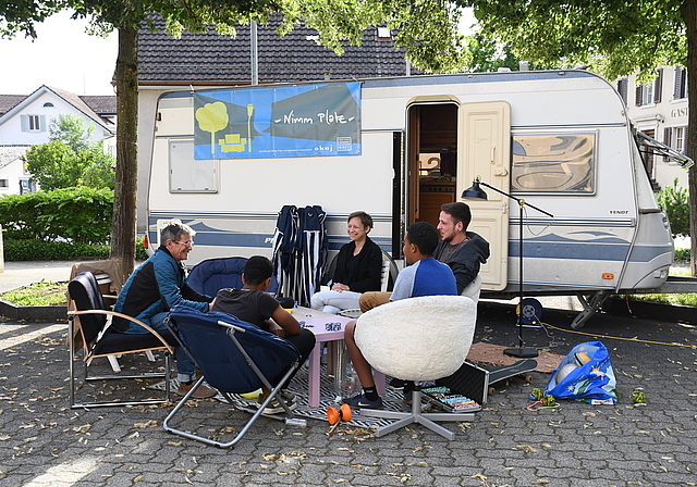 Aaron (ganz rechts) und Isabelle (Mitte) von der Mobilen Jugendarbeit Säuliamt mit ihren Gästen. (Bild Livia Häberling)