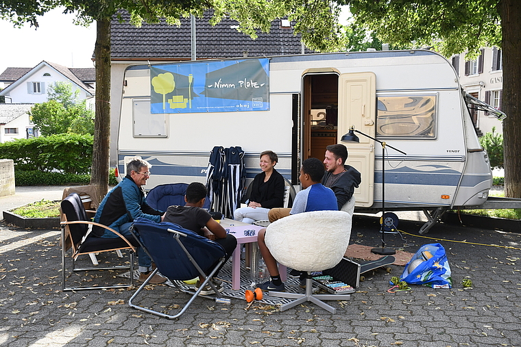 Aaron (ganz rechts) und Isabelle (Mitte) von der Mobilen Jugendarbeit Säuliamt mit ihren Gästen. (Bild Livia Häberling)