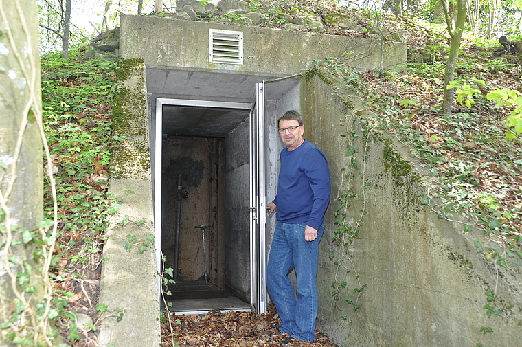 WVA-Betriebsleiter Ueli Hug vor dem stillgelegten Reservoir Rorenmoos im Jonental. Es ist von einem Wäldchen umgeben, das nun im Zuge des Neubaus weichen muss. (Bild Werner Schneiter)