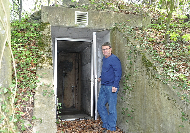 WVA-Betriebsleiter Ueli Hug vor dem stillgelegten Reservoir Rorenmoos im Jonental. Es ist von einem Wäldchen umgeben, das nun im Zuge des Neubaus weichen muss. (Bild Werner Schneiter)