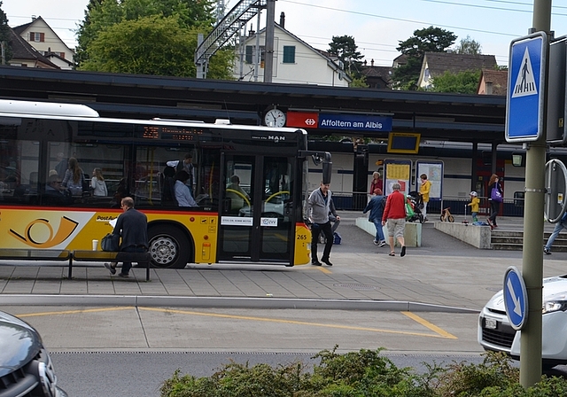 Der Bahnhof Affoltern bleibt auch in Zukunft der Hauptverkehrsknotenpunkt im Bezirk Affoltern. (Bild Salomon Schneider)