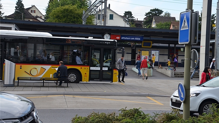 Der Bahnhof Affoltern bleibt auch in Zukunft der Hauptverkehrsknotenpunkt im Bezirk Affoltern. (Bild Salomon Schneider)