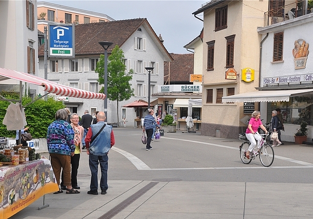 An Samstagen – hier vor Pfingsten – lebt die Obere Bahnhofstrasse in Affoltern auch dank des Wochenmarkts. Abends wirkt sie aber oft wie «ausgestorben», auch wochentags. <em>(Bild Werner Schneiter)</em>