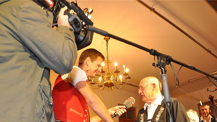 Am Samstagabend in der Bodensee-Arena in Kreuzlingen im Rampenlicht: Der Obfelder Volksmusiker Leo Kälin – hier mit «Viva-Volksmusik»-Moderator Nicolas Senn anlässlich des 70-Jahre-Bühnenjubiläums in Rifferswil. (Bild Werner Schneiter)