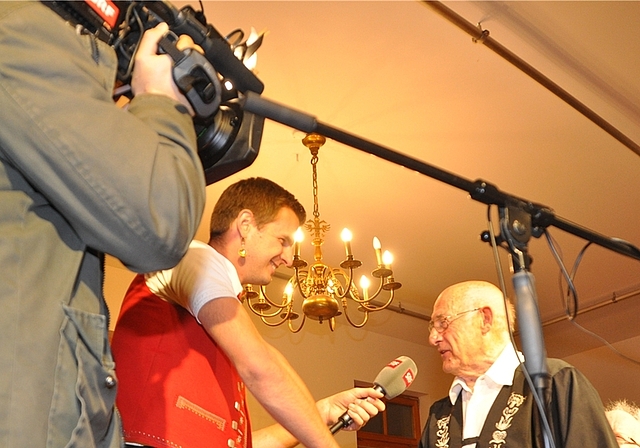 Am Samstagabend in der Bodensee-Arena in Kreuzlingen im Rampenlicht: Der Obfelder Volksmusiker Leo Kälin – hier mit «Viva-Volksmusik»-Moderator Nicolas Senn anlässlich des 70-Jahre-Bühnenjubiläums in Rifferswil. (Bild Werner Schneiter)