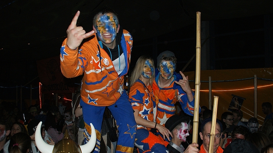 Wenn es in der Halle eng wird, kann man ja auch auf den Tischen Party machen.