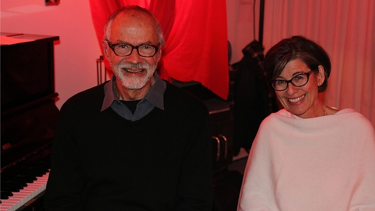 Susi Fischli mit Prosa und Lyrik und Theo Wiget mit Piano harmonieren hervorragend und ernteten in der Mülibar begeisterten Applaus. (Bild Regula Zellweger)
