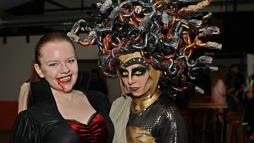 Unheilige Allianz: Frau Dracula mit Medusa, die bei der Einzelmasken-Prämierung den ersten Preis abräumte. Unheilige Allianz: Frau Dracula mit Medusa, die bei der Einzelmasken-Prämierung den ersten Preis abräumte.