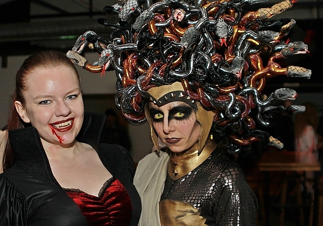Unheilige Allianz: Frau Dracula mit Medusa, die bei der Einzelmasken-Prämierung den ersten Preis abräumte.