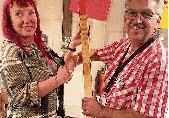 Spielleiter Werner Lüthi übergibt der Schweizer Meisterin 2022 Daniela Vetter aus Küssnacht den