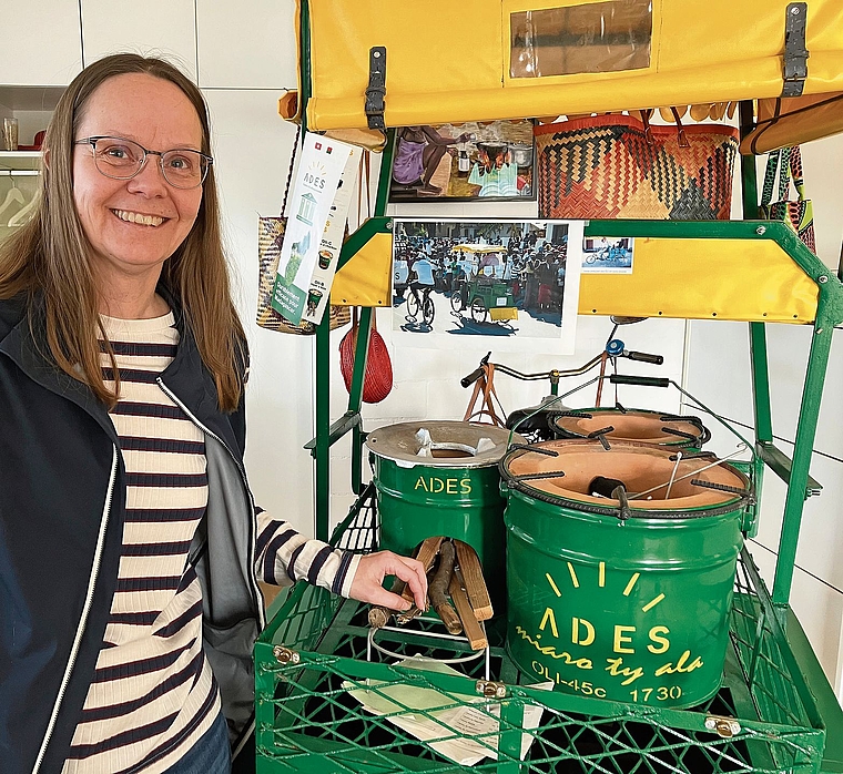 Tanja Rose mit zwei Energiesparkochern, die in Madagaskar hergestellt und von der Bevölkerung angewendet werden. (Bild Marianne Voss)