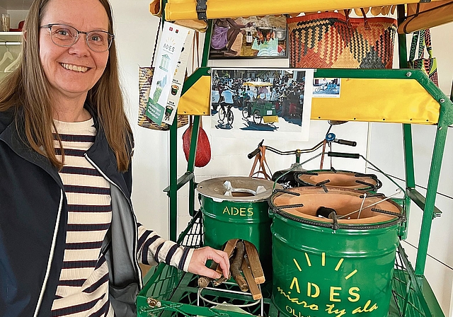 Tanja Rose mit zwei Energiesparkochern, die in Madagaskar hergestellt und von der Bevölkerung angewendet werden. (Bild Marianne Voss)