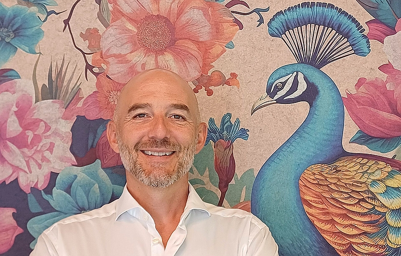 Philipp Ryser vor einem Wandpaneel, dessen Oberfläche ein Bild zeigt. Auf Wunsch können Paneele als Kunst- oder Designobjekte gestaltet werden. Philipp Ryser vor einem Wandpaneel, dessen Oberfläche ein Bild zeigt. Auf Wunsch können Paneele als Kunst- oder Designobjekte gestaltet werden.