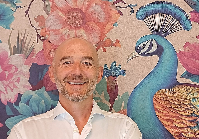 Philipp Ryser vor einem Wandpaneel, dessen Oberfläche ein Bild zeigt. Auf Wunsch können Paneele als Kunst- oder Designobjekte gestaltet werden.
