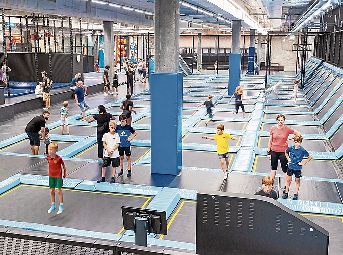Über 1000 Quadratmeter gross – und für Klein und Gross einer der Anziehungspunkte im Movecity: der Trampolin-Park. 