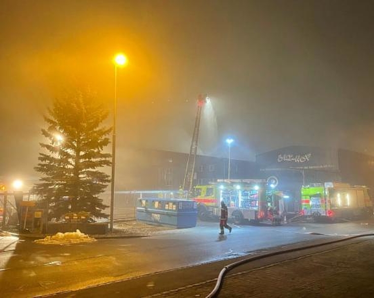 Einsatzkräfte am Brand in Affoltern. (Bild Kantonspolizei Zürich)