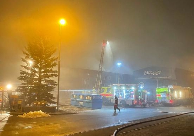 Einsatzkräfte am Brand in Affoltern. (Bild Kantonspolizei Zürich)