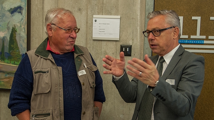 Der Affoltemer Sicherheitsvorstand Markus Meier (rechts) unterhält sich mit seinem Obfelder Amtskollegen Franz Müller über die Armee.