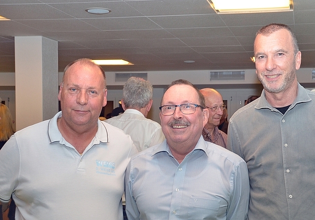 Der Präsident und die Sanierer. Von links: Daniel Weiss, Wassertechnik Weiss AG, HEV-Albis-Präsident Réne Homberger und Ulrich Hauri, Wasserversorgung Stadt Zürich. <em>(Bild Martin Mullis)</em>
