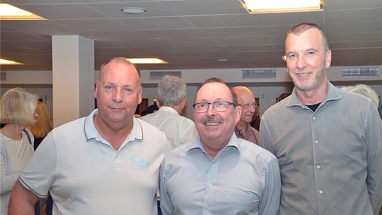 Der Präsident und die Sanierer. Von links: Daniel Weiss, Wassertechnik Weiss AG, HEV-Albis-Präsident Réne Homberger und Ulrich Hauri, Wasserversorgung Stadt Zürich. <em>(Bild Martin Mullis)</em>