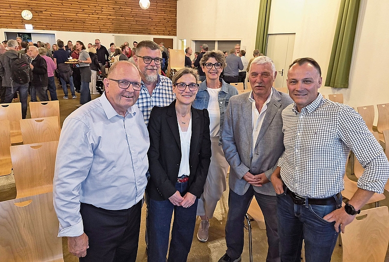 Mit Dank für ihr grosses Engagement wurden im Rahmen der Gemeindeversammlung Behördenmitglieder verabschiedet, von links: Peter Sidler, Peter Weis, Gioia Schwarzenbach, Michelle Studer, Hans Hanselmann und Guido Pelizzoni. (Bild Werner Schneiter)