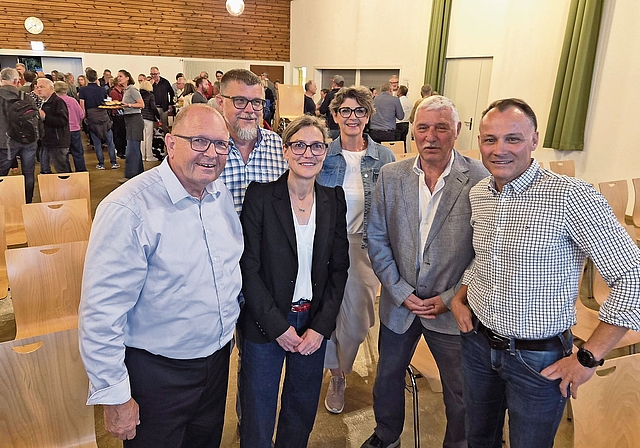 Mit Dank für ihr grosses Engagement wurden im Rahmen der Gemeindeversammlung Behördenmitglieder verabschiedet, von links: Peter Sidler, Peter Weis, Gioia Schwarzenbach, Michelle Studer, Hans Hanselmann und Guido Pelizzoni. (Bild Werner Schneiter)