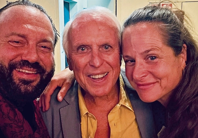 Florian Rexer mit Globi-Stimme Walter Andreas Müller (Mitte) und Rexers Ehefrau Chiara Castellan anlässlich der Geburtstagsfeier von WAM.