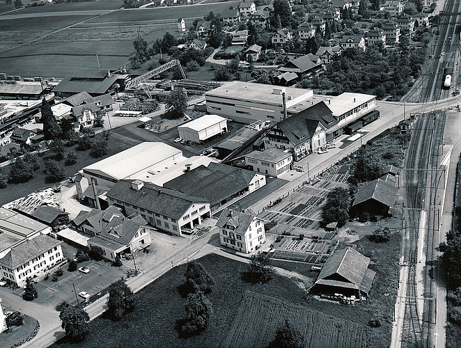 Die OVA hatte ihren Standort auf dem Areal gegenüber der stillgelegten Bierbrauerei Winkelmann, nur wenige Schritte vom Bahnhof Affoltern entfernt. (Bilder Ortsmuseum Affoltern)