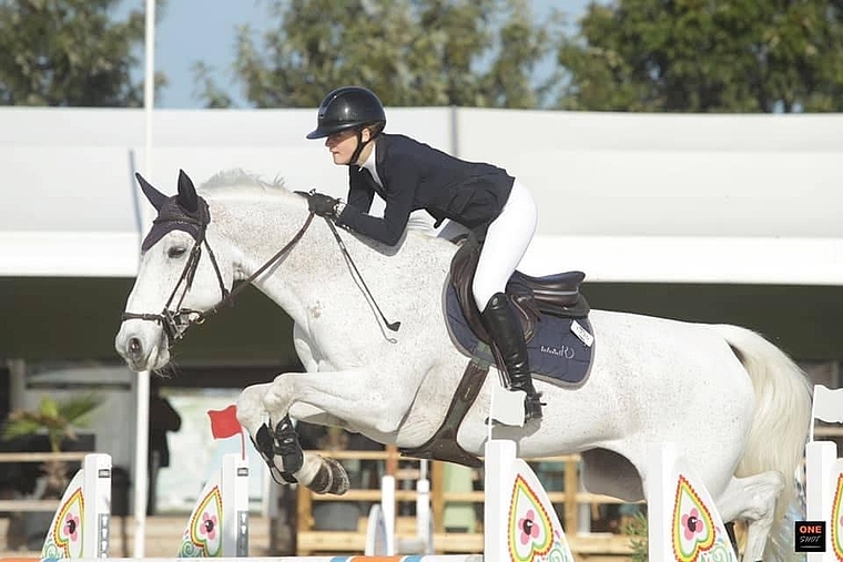 2020 bestritt Elin Ott im CSIO Vilamoura (Portugal) ihren ersten Nationenpreis bei der Elite mit dem Pferd Remix. (Bild zvg.)
