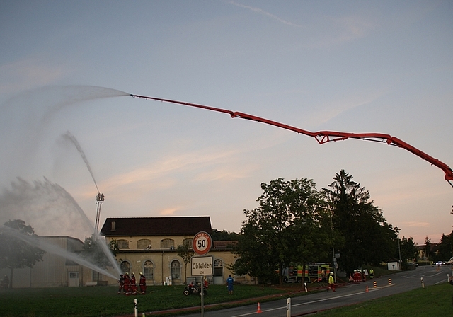 Grossaufgebot in Obfelden Unterlunnern: Für die grossen Wasserverbraucher muss viel Wasser aus der Reuss herangepumpt werden. (Bilder Thomas Stöckli)