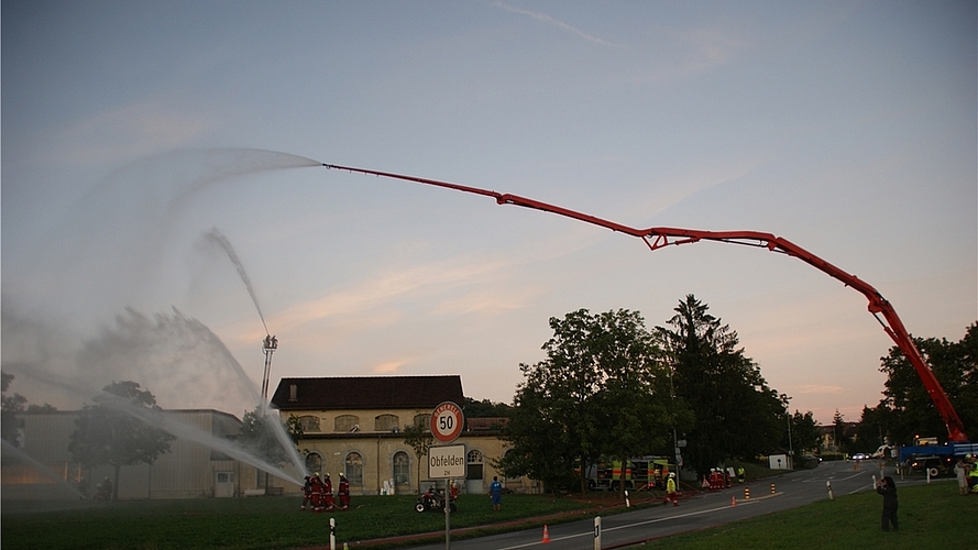 Grossaufgebot in Obfelden Unterlunnern: Für die grossen Wasserverbraucher muss viel Wasser aus der Reuss herangepumpt werden. (Bilder Thomas Stöckli)