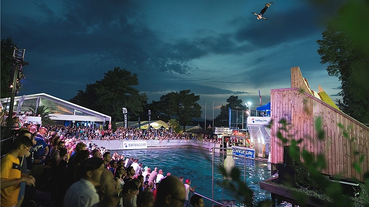 Hunderte werden auch diesmal im Jumpin beim Nachtfinale mitfiebern, wer sich den begehrten Titel des Freestyle-Night-Champions erspringt. (Bild zvg.)