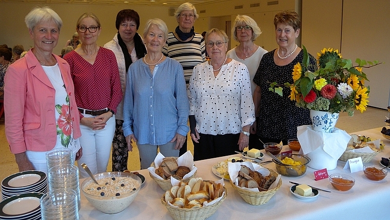 Die Referentin Lisette Müller (links) mit dem Frauezmorge-Team vor dem feinen Frühstücksbuffet. <em>(Bild Marianne Voss)</em>