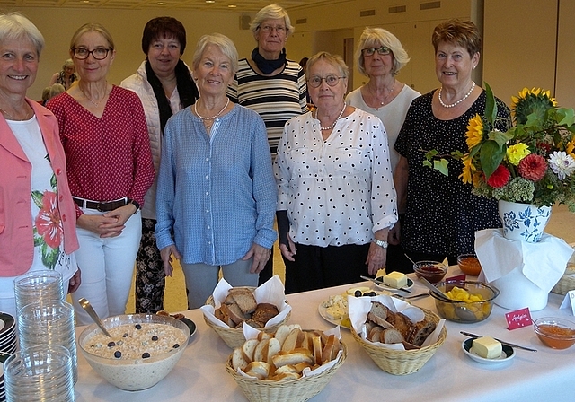Die Referentin Lisette Müller (links) mit dem Frauezmorge-Team vor dem feinen Frühstücksbuffet. <em>(Bild Marianne Voss)</em>
