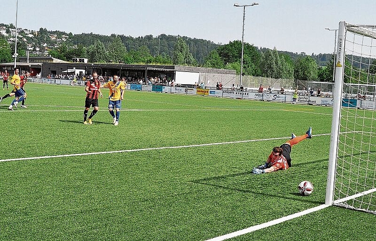 Flavio Peter (Zweiter von links) erzielt haargenau das 2:0 für seine Rotschwarzen. (Bild Kaspar Köchli)