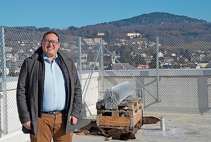 Hier entsteht der Demenzgarten. Fabrizio Meo, Abteilungsleiter Immobilien der Stadt Affoltern, auf der Dachterrasse.