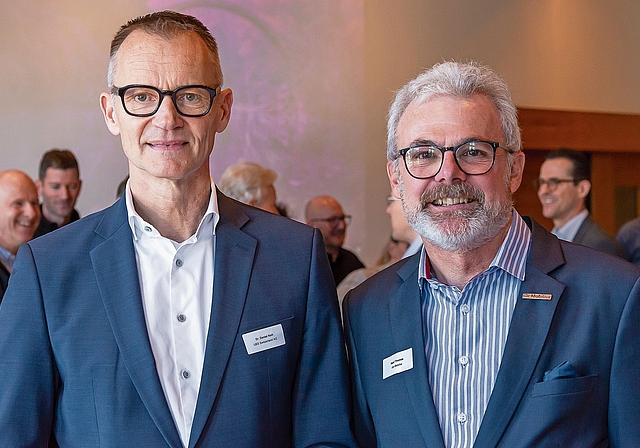 Einschätzungen zur Wirtschaft aus erster Hand: Daniel Kalt (links), Chefökonom UBS Schweiz, mit Thomas Naef, Präsident Arbeitgeberverband Bezirk Affoltern, beim alljährlichen Prognosetreffen, diesmal in Rifferswil. (Bild Daniel Vaia)