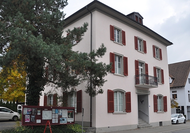 Derzeit hängt der Haussegen schief: Gemeindehaus in Ottenbach. (Bild -ter.)